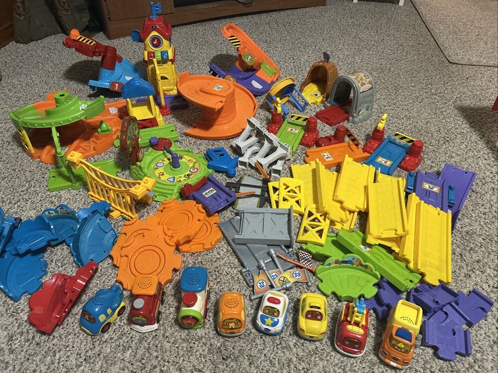 Vtech Go! Go! Smart Wheels Chug & Go Railroad Spiral Tower Garage Vehicle 100 Pc